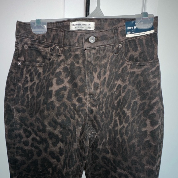 🐆 Abercrombie Curve Love 90s Relaxed Leopard Print Straight Leg Jeans 26L NWT - Picture 4 of 13